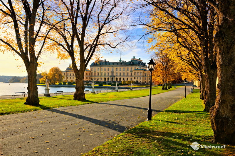 KARLSTAD – OREBRO – STOCKHOLM		   	          (Ăn sáng, trưa)	